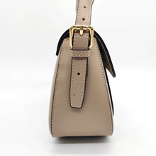 Cargar imagen en el visor de la galería, Bolso de piel vacuno rígida de LaNievina, con asa praa llevar en el brazo y además asa ajustable larga para llevar colgado al hombro. Cierra con clip imantado y cremallera. Interior forrado textil con bolsillo cerrado. Bajo la solapa lleva un bolsillo plano. Hebillas doradas. Vista lateral