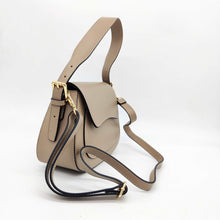 Cargar imagen en el visor de la galería, Bolso de piel vacuno rígida de LaNievina, con asa praa llevar en el brazo y además asa ajustable larga para llevar colgado al hombro. Cierra con clip imantado y cremallera. Interior forrado textil con bolsillo cerrado. Bajo la solapa lleva un bolsillo plano. Hebillas doradas. Vista con el asa larga ajustable.