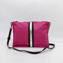 Cargar imagen en el visor de la galería, Bandolera de piel lisa color fucsia de LaNievina, cierra con cremallera y lleva una franja central decorativa en negro y oro. Vista frontal, con asa ajustable
