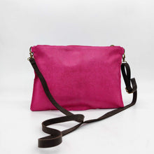 Cargar imagen en el visor de la galería, Bandolera de piel lisa color fucsia de LaNievina, cierra con cremallera y lleva una franja central decorativa en negro y oro. Vista trasera, lisa