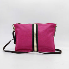 Cargar imagen en el visor de la galería, Bandolera de piel lisa color fucsia de LaNievina, cierra con cremallera y lleva una franja central decorativa en negro y oro. Vista frontal