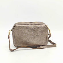 Cargar imagen en el visor de la galería, Bolso bandolera de piel efecto metalizado color bronce de LaNievina. Doble compartimento para llevar todo bien organizado. Asa ajustable. Forrado interior. Cierra con cremallera. Vista frontal con el asa larga