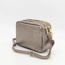 Cargar imagen en el visor de la galería, Bolso bandolera de piel efecto metalizado color bronce de LaNievina. Doble compartimento para llevar todo bien organizado. Asa ajustable. Forrado interior. Cierra con cremallera. Vista ladeado