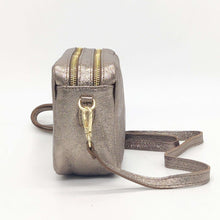 Cargar imagen en el visor de la galería, Bolso bandolera de piel efecto metalizado color bronce de LaNievina. Doble compartimento para llevar todo bien organizado. Asa ajustable. Forrado interior. Cierra con cremallera. Vista lateral