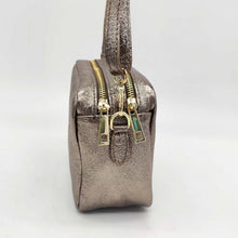 Cargar imagen en el visor de la galería, Bolso bandolera de piel efecto metalizado color bronce de LaNievina. Doble compartimento para llevar todo bien organizado. Asa ajustable. Forrado interior. Cierra con cremallera. Vista con el asa