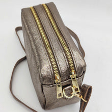 Cargar imagen en el visor de la galería, Bolso bandolera de piel efecto metalizado color bronce de LaNievina. Doble compartimento para llevar todo bien organizado. Asa ajustable. Forrado interior. Cierra con cremallera. Vista alzada con la doble cremallera