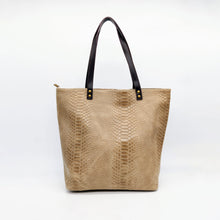 Cargar imagen en el visor de la galería, Bolso de piel tipo tote, efecto escamas, color topo. Tamaño maxi. Dos asas largas de piel para llevar al hombro. Cierre con cremallera completa. Color y estilo muy versátil para todo el año, de LaNievina. Vista frontal