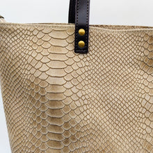 Cargar imagen en el visor de la galería, Bolso de piel tipo tote, efecto escamas, color topo. Tamaño maxi. Dos asas largas de piel para llevar al hombro. Cierre con cremallera completa. Color y estilo muy versátil para todo el año, de LaNievina. Vista detalle de la piel