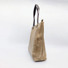 Cargar imagen en el visor de la galería, Bolso de piel tipo tote, efecto escamas, color topo. Tamaño maxi. Dos asas largas de piel para llevar al hombro. Cierre con cremallera completa. Color y estilo muy versátil para todo el año, de LaNievina. Vista ladeada