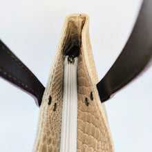 Cargar imagen en el visor de la galería, Bolso de piel tipo tote, efecto escamas, color topo. Tamaño maxi. Dos asas largas de piel para llevar al hombro. Cierre con cremallera completa. Color y estilo muy versátil para todo el año, de LaNievina. Vista del cierre con cremallera