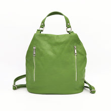 Cargar imagen en el visor de la galería, Mochila de piel lisa. Asa corta para llevar en la mano o brazo, y tirantes ajustables para llevar como mochila. Dos bolsillos delanteros cerrados con cremallera, para llevar a mano las cosas más imprescindibles. Gran capacidad. Muy segura, pues cierra con cremallera por la parte trasera. Interior forrado textil, con bolsillo cerrado con cremallera.La Nievina. Vista frontal