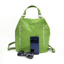 Cargar imagen en el visor de la galería, Mochila de piel lisa. Asa corta para llevar en la mano o brazo, y tirantes ajustables para llevar como mochila. Dos bolsillos delanteros cerrados con cremallera, para llevar a mano las cosas más imprescindibles. Gran capacidad. Muy segura, pues cierra con cremallera por la parte trasera. Interior forrado textil, con bolsillo cerrado con cremallera.La Nievina. Vista frontal con contenido