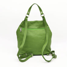 Cargar imagen en el visor de la galería, Mochila de piel lisa. Asa corta para llevar en la mano o brazo, y tirantes ajustables para llevar como mochila. Dos bolsillos delanteros cerrados con cremallera, para llevar a mano las cosas más imprescindibles. Gran capacidad. Muy segura, pues cierra con cremallera por la parte trasera. Interior forrado textil, con bolsillo cerrado con cremallera.La Nievina. Vista trasera