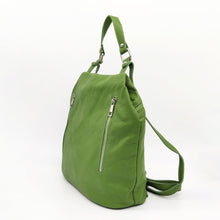 Cargar imagen en el visor de la galería, Mochila de piel lisa. Asa corta para llevar en la mano o brazo, y tirantes ajustables para llevar como mochila. Dos bolsillos delanteros cerrados con cremallera, para llevar a mano las cosas más imprescindibles. Gran capacidad. Muy segura, pues cierra con cremallera por la parte trasera. Interior forrado textil, con bolsillo cerrado con cremallera.La Nievina. Vista lateral