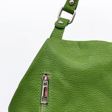 Cargar imagen en el visor de la galería, Mochila de piel lisa. Asa corta para llevar en la mano o brazo, y tirantes ajustables para llevar como mochila. Dos bolsillos delanteros cerrados con cremallera, para llevar a mano las cosas más imprescindibles. Gran capacidad. Muy segura, pues cierra con cremallera por la parte trasera. Interior forrado textil, con bolsillo cerrado con cremallera.La Nievina. Detalle de la piel