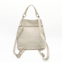 Cargar imagen en el visor de la galería, Mochila de piel lisa. Asa corta para llevar en la mano o brazo, y tirantes ajustables para llevar como mochila. Dos bolsillos delanteros cerrados con cremallera, para llevar a mano las cosas más imprescindibles. Gran capacidad. Muy segura, pues cierra con cremallera por la parte trasera. Interior forrado textil, con bolsillo cerrado con cremallera.La Nievina. Color hueso. Vista trasera.