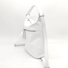 Cargar imagen en el visor de la galería, Mochila de piel de color blanco. Asa para llevar al hombro y tirantes para llevar como mochila. Cierra con cremallera. Bolsillo frontal y bolsillo trasero, ambos cerrados con cremallera. Anillas y detalles metálicos plateados. Interior forrado textil, con bolsillo cerrado con cremallera. Gran capacidad. LaNievina. Vista lateral
