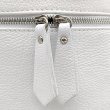 Cargar imagen en el visor de la galería, Mochila de piel de color blanco. Asa para llevar al hombro y tirantes para llevar como mochila. Cierra con cremallera. Bolsillo frontal y bolsillo trasero, ambos cerrados con cremallera. Anillas y detalles metálicos plateados. Interior forrado textil, con bolsillo cerrado con cremallera. Gran capacidad. LaNievina. Detalle cremallera