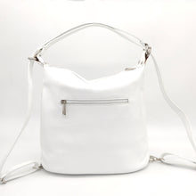 Cargar imagen en el visor de la galería, Mochila de piel de color blanco. Asa para llevar al hombro y tirantes para llevar como mochila. Cierra con cremallera. Bolsillo frontal y bolsillo trasero, ambos cerrados con cremallera. Anillas y detalles metálicos plateados. Interior forrado textil, con bolsillo cerrado con cremallera. Gran capacidad. LaNievina. Vista trasera