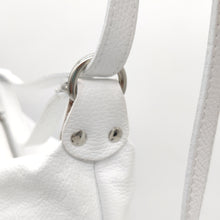 Cargar imagen en el visor de la galería, Mochila de piel de color blanco. Asa para llevar al hombro y tirantes para llevar como mochila. Cierra con cremallera. Bolsillo frontal y bolsillo trasero, ambos cerrados con cremallera. Anillas y detalles metálicos plateados. Interior forrado textil, con bolsillo cerrado con cremallera. Gran capacidad. LaNievina. Detalle