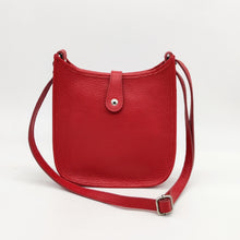 Cargar imagen en el visor de la galería, Bolso de piel color rojo. Puntitos taladrados en el frontal a modo de adorno. Cierra con una tira con clip imantado y cremallera. Asa larga para llevar al hombro.La Nievina. Vista trasera