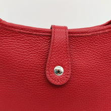 Cargar imagen en el visor de la galería, Bolso de piel color rojo. Puntitos taladrados en el frontal a modo de adorno. Cierra con una tira con clip imantado y cremallera. Asa larga para llevar al hombro. La Nievina, detalle del cierre