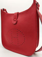 Cargar imagen en el visor de la galería, Bolso de piel color rojo. Puntitos taladrados en el frontal a modo de adorno. Cierra con una tira con clip imantado y cremallera. Asa larga para llevar al hombro.LaNievina