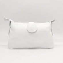 Cargar imagen en el visor de la galería, Bolso de piel blanco, con hebilla en plateado de adorno. Cierre con clip imantado en la parte trasera, y con cremallera. Lleva asa cortita para llevar al hombro, y asa larga austable para llevar colgado. Adornos en color plata. Interior forrado textil, con bolsillo plano con cremallera. LaNievina. Vista trasera