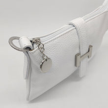 Cargar imagen en el visor de la galería, Bolso de piel blanco, con hebilla en plateado de adorno. Cierre con clip imantado en la parte trasera, y con cremallera. Lleva asa cortita para llevar al hombro, y asa larga austable para llevar colgado. Adornos en color plata. Interior forrado textil, con bolsillo plano con cremallera. LaNievina. Detalle del cierre de cremallera