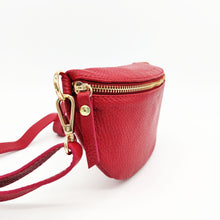 Cargar imagen en el visor de la galería, Bolso tipo riñonera de piel lisa. Cierra con cremallera. Asa larga de piel ajustable. Interior forrado textil, con bolsillo cerrado con cremallera. Tamaño mediano. La Nievina. Vista lateral