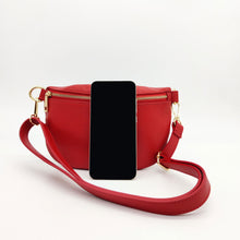 Cargar imagen en el visor de la galería, Cierra con cremallera. Bolsillo plano cerrado con cremallera en la parte trasera. Interior forrado textil, con bolsillo plano con cremallera. Asa larga ajustable, con mosquetones en dorado. LaNievina. Vista para referencia de tamaño