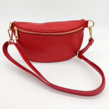 Cargar imagen en el visor de la galería, Cierra con cremallera. Bolsillo plano cerrado con cremallera en la parte trasera. Interior forrado textil, con bolsillo plano con cremallera. Asa larga ajustable, con mosquetones en dorado. LaNievina. Vista superior