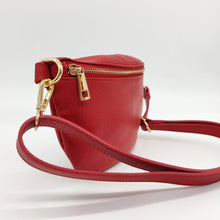 Cargar imagen en el visor de la galería, Cierra con cremallera. Bolsillo plano cerrado con cremallera en la parte trasera. Interior forrado textil, con bolsillo plano con cremallera. Asa larga ajustable, con mosquetones en dorado. LaNievina. Vista lateral