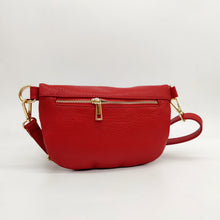 Cargar imagen en el visor de la galería, Vista traseraCierra con cremallera. Bolsillo plano cerrado con cremallera en la parte trasera. Interior forrado textil, con bolsillo plano con cremallera. Asa larga ajustable, con mosquetones en dorado. LaNievina. Vista trasera