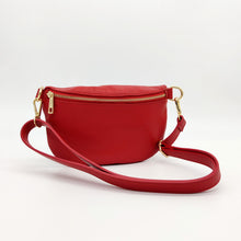 Cargar imagen en el visor de la galería, Cierra con cremallera. Bolsillo plano cerrado con cremallera en la parte trasera. Interior forrado textil, con bolsillo plano con cremallera. Asa larga ajustable, con mosquetones en dorado. LaNievina. Vista frontal