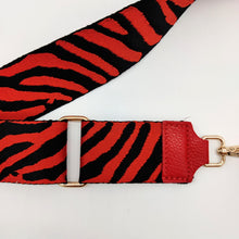 Cargar imagen en el visor de la galería, Bolso de piel lisa tipo riñonera. Cinta ancha (5cm) ajustable, con mosquetones en dorado. Cierre con cremallera. Interior forrado, con bolsillo plano para tarjetas. De LaNievina. Detalle de la correa