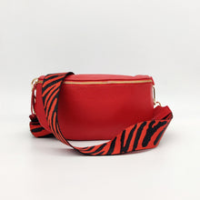 Cargar imagen en el visor de la galería, Bolso de piel lisa tipo riñonera. Cinta ancha (5cm) ajustable, con mosquetones en dorado. Cierre con cremallera. Interior forrado, con bolsillo plano para tarjetas. De LaNievina. Vista frontal