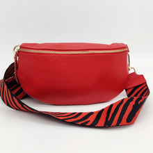 Cargar imagen en el visor de la galería, Bolso de piel lisa tipo riñonera. Cinta ancha (5cm) ajustable, con mosquetones en dorado. Cierre con cremallera. Interior forrado, con bolsillo plano para tarjetas. De LaNievina. Vista frontal