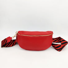 Cargar imagen en el visor de la galería, Bolso de piel lisa tipo riñonera. Cinta ancha (5cm) ajustable, con mosquetones en dorado. Cierre con cremallera. Interior forrado, con bolsillo plano para tarjetas. De LaNievina. Vista con correa