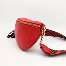 Cargar imagen en el visor de la galería, Bolso de piel lisa tipo riñonera. Cinta ancha (5cm) ajustable, con mosquetones en dorado. Cierre con cremallera. Interior forrado, con bolsillo plano para tarjetas. De LaNievina. Vista lateral