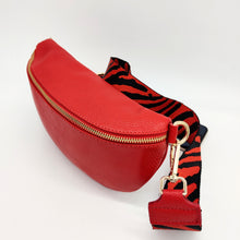 Cargar imagen en el visor de la galería, Bolso de piel lisa tipo riñonera. Cinta ancha (5cm) ajustable, con mosquetones en dorado. Cierre con cremallera. Interior forrado, con bolsillo plano para tarjetas. De LaNievina. Vista superior