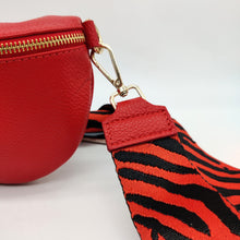 Cargar imagen en el visor de la galería, Bolso de piel lisa tipo riñonera. Cinta ancha (5cm) ajustable, con mosquetones en dorado. Cierre con cremallera. Interior forrado, con bolsillo plano para tarjetas. De LaNievina. Detalle de la correa