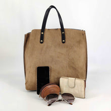 Cargar imagen en el visor de la galerÃa, Bolso maxi shopper de piel de potro semirrÃgida, color beige, con contenido para referencia,de LaNievina