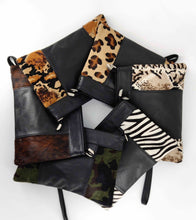 Cargar imagen en el visor de la galerĂa, Bolso bandolera dĂșo texturas piel y pelo, gama completa