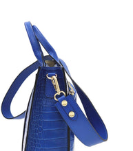 Cargar imagen en el visor de la galerÃa, Bolso de mano de piel efecto escamas azul cobalto de LaNievina. Tiene dos asas cortas con bolsillo frontal y correa por si quiere llevarse al hombro en algun momento. Interior forrado de piel, con bolsillo interior. Cierre de cremallera. Detalle