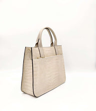 Cargar imagen en el visor de la galerÃa, Bolso de mano piel efecto cocodrilo color hueso de asas cortas con bolsillo frontal