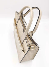 Cargar imagen en el visor de la galerÃa, Bolso de mano piel efecto cocodrilo color hueso de asas cortas con bolsillo frontal en vista superior