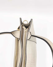 Cargar imagen en el visor de la galerÃa, Bolso de mano piel efecto cocodrilo color hueso de asas cortas con bolsillo frontal en vista superior en detalle