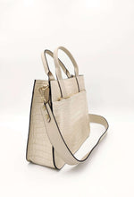 Cargar imagen en el visor de la galerÃa, Bolso de mano piel efecto cocodrilo color hueso de asas cortas con bolsillo frontal con correa colocada