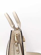 Cargar imagen en el visor de la galerÃa, Bolso de mano piel efecto cocodrilo color hueso de asas cortas con bolsillo frontal detalle lateral